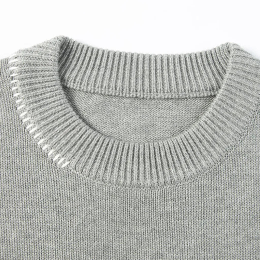 suéter masculino, suéter masculino com costura decorativa, suéter de tricô masculino, suéter moderno masculino, suéter masculino estiloso, suéter básico com detalhe, suéter casual masculino, suéter masculino com costura aparente, suéter masculino gola careca, suéter leve masculino, suéter masculino para meia estação, suéter confortável masculino, suéter masculino diferenciado, suéter masculino com acabamento premium, roupa masculina de frio, suéter masculino para trabalho, suéter masculino elegante, suéter