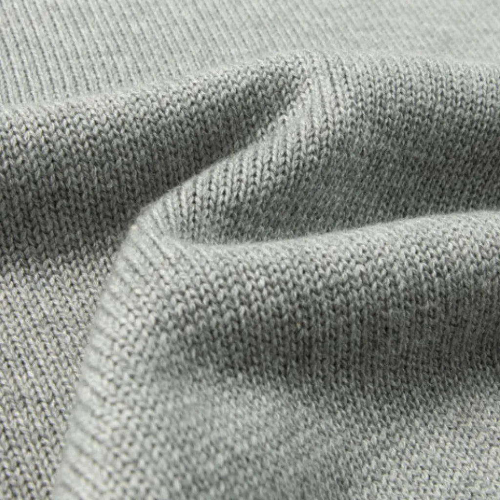 suéter masculino, suéter masculino com costura decorativa, suéter de tricô masculino, suéter moderno masculino, suéter masculino estiloso, suéter básico com detalhe, suéter casual masculino, suéter masculino com costura aparente, suéter masculino gola careca, suéter leve masculino, suéter masculino para meia estação, suéter confortável masculino, suéter masculino diferenciado, suéter masculino com acabamento premium, roupa masculina de frio, suéter masculino para trabalho, suéter masculino elegante, suéter