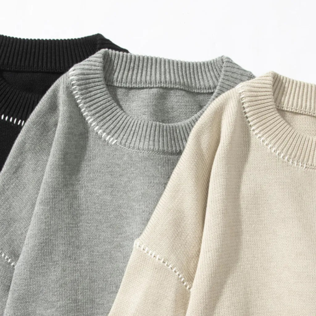 suéter masculino, suéter masculino com costura decorativa, suéter de tricô masculino, suéter moderno masculino, suéter masculino estiloso, suéter básico com detalhe, suéter casual masculino, suéter masculino com costura aparente, suéter masculino gola careca, suéter leve masculino, suéter masculino para meia estação, suéter confortável masculino, suéter masculino diferenciado, suéter masculino com acabamento premium, roupa masculina de frio, suéter masculino para trabalho, suéter masculino elegante, suéter 